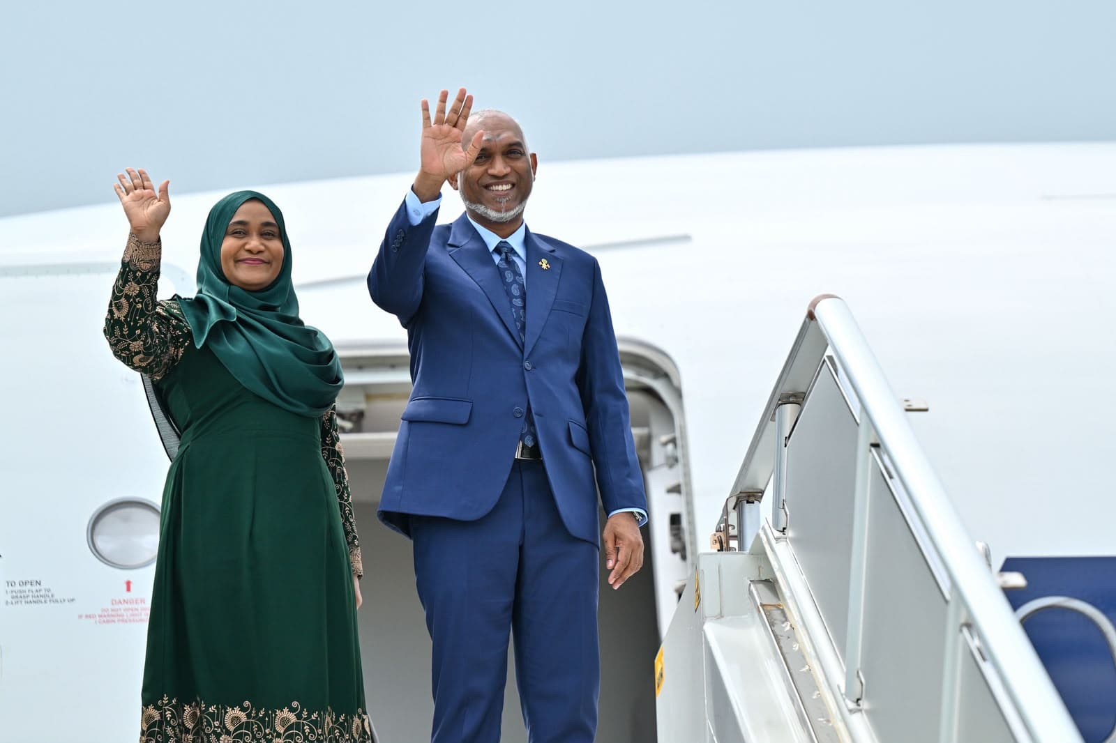 President and First Lady Depart for Unofficial Singapore Visit